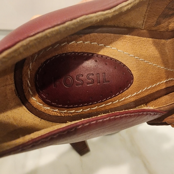 Fossil, size 8 leather 3" beautiful high heel with strap sand unique heel shape. - Picture 11 of 16